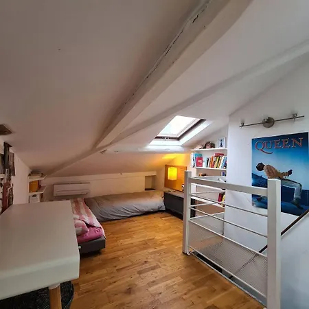 Parisien En Bas De Montmatre Daire